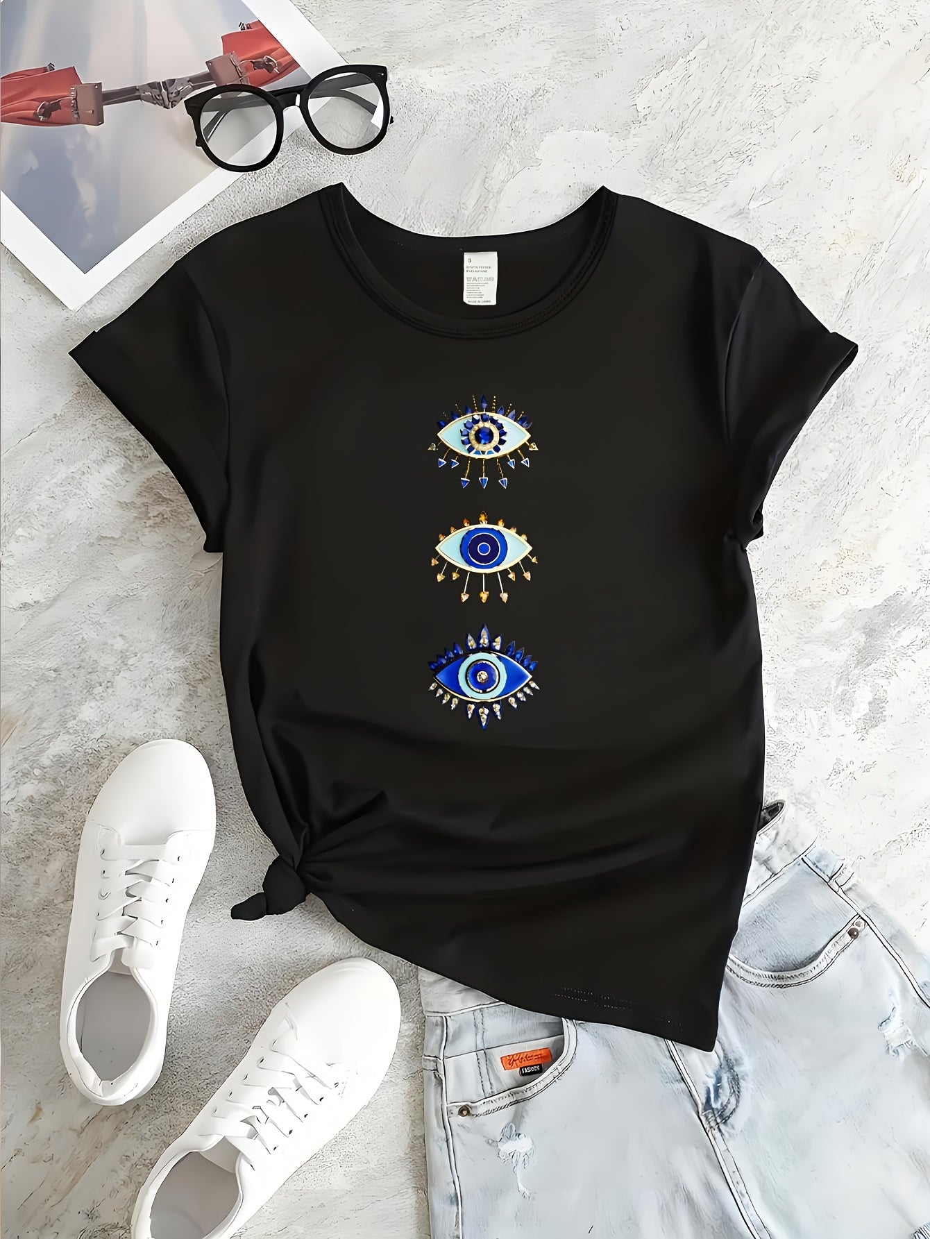 Naisten Evil Eye -grafiikka T-paita - Lyhythihainen pyöreä pääntie, musta rento toppi sinisellä silmäkuviolla, mukava polyesterisekoite kevääseen ja kesään, jokapäiväinen T-paita | Rentouttava istuvuus paita | Polyesterisekoite